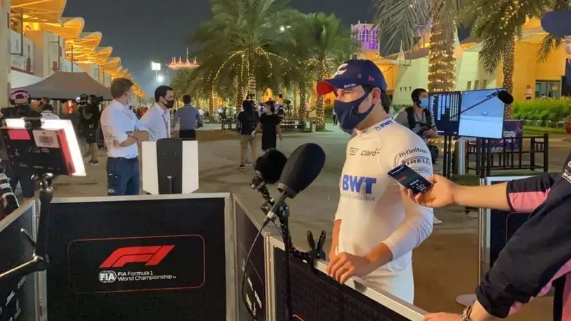 Checo Pérez se reunió con Helmut Marko, asesor de Red Bull en el paddock