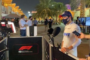 Checo Pérez se reunió con Helmut Marko, asesor de Red Bull en el paddock