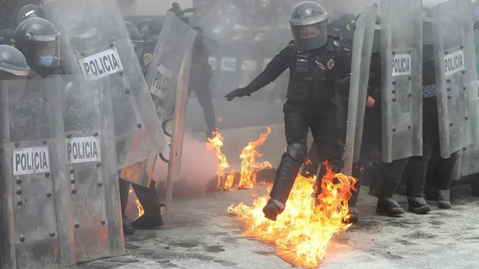 Colectivo feminista 'choca' contra policías en marcha para despenalizar el aborto en México