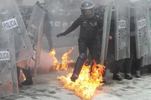 Colectivo feminista 'choca' contra policías en marcha para despenalizar el aborto en México