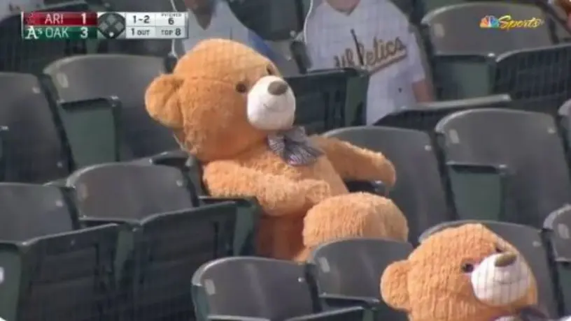 Video: Oso de peluche gigante fue golpeado por un foul en el  Athletics vs Diamodbacks