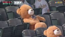 Video: Oso de peluche gigante fue golpeado por un foul en el  Athletics vs Diamodbacks
