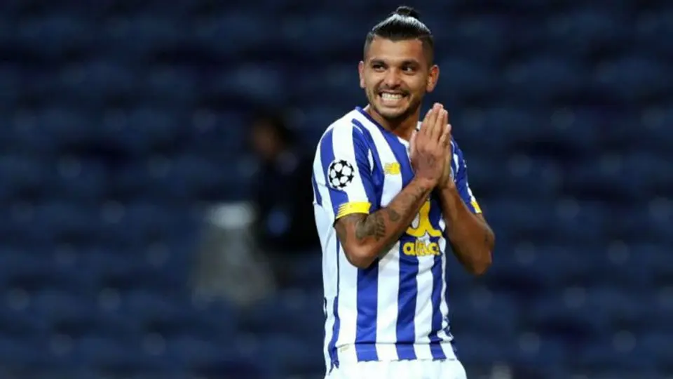 Tecatito Corona, incluido en el equipo de la semana de Liga de Campeones
