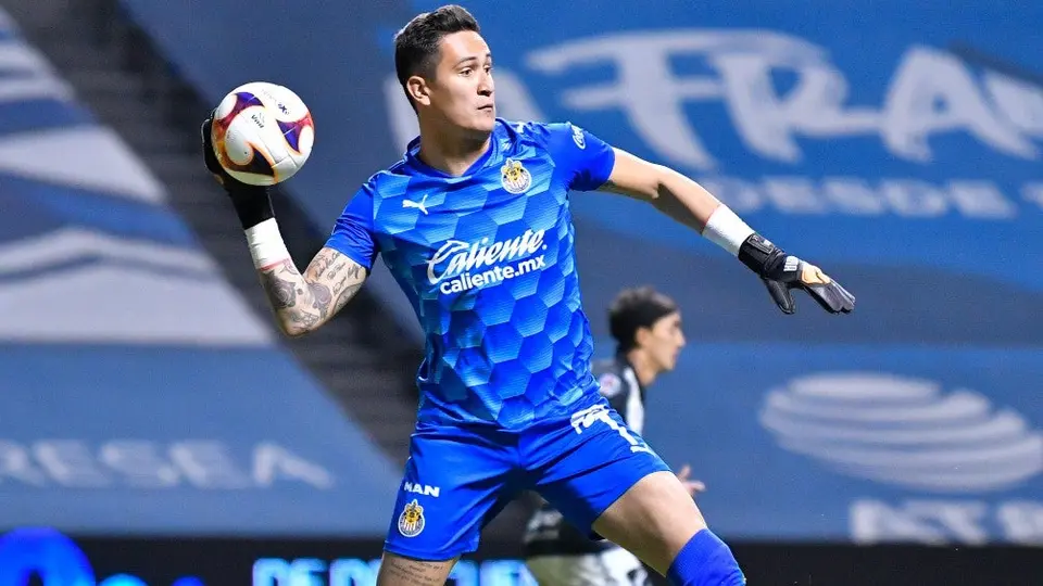 Raúl Gudiño llega a 50 juegos con Chivas en Liga MX y quiere "miles más"
