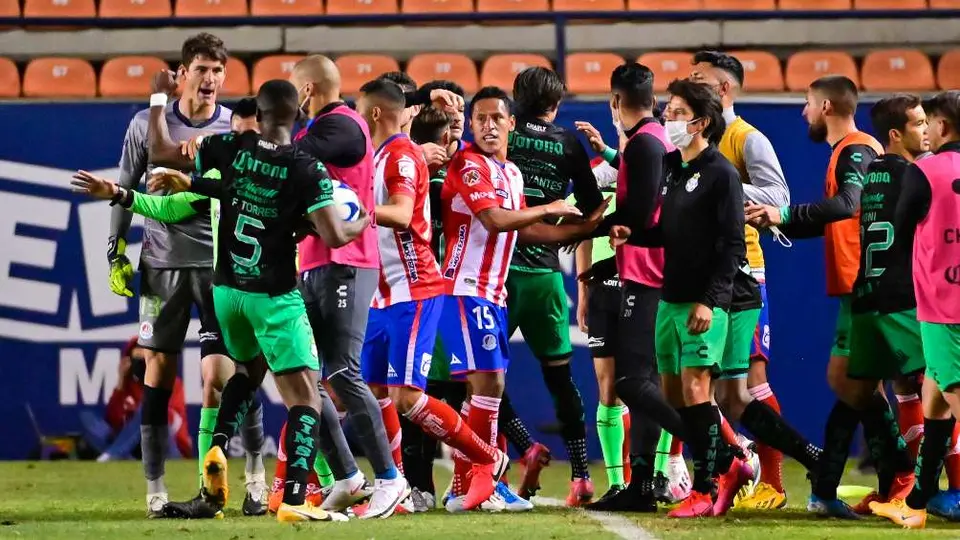 Félix Torres: ¿Qué insultos le dijeron al jugador de Santos?