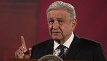 AMLO: Suspenden venta de alcohol en vuelo donde iba el presidente para que pasajeros no se 'alteren'