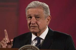 AMLO: Suspenden venta de alcohol en vuelo donde iba el presidente para que pasajeros no se 'alteren'