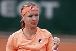 Roland Garros: Kiki Bertens abandonó en silla de ruedas y rival le gritó "vete a la mier..."