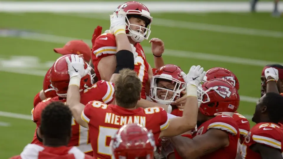 NFL: Chiefs venció a Chargers en tiempo extra para amargar debut de Justin Herbert