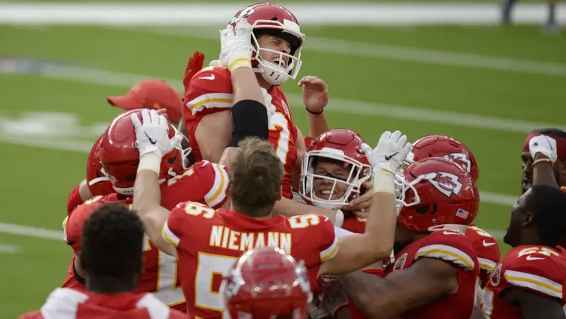 NFL: Chiefs venció a Chargers en tiempo extra para amargar debut de Justin Herbert