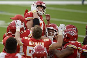 NFL: Chiefs venció a Chargers en tiempo extra para amargar debut de Justin Herbert