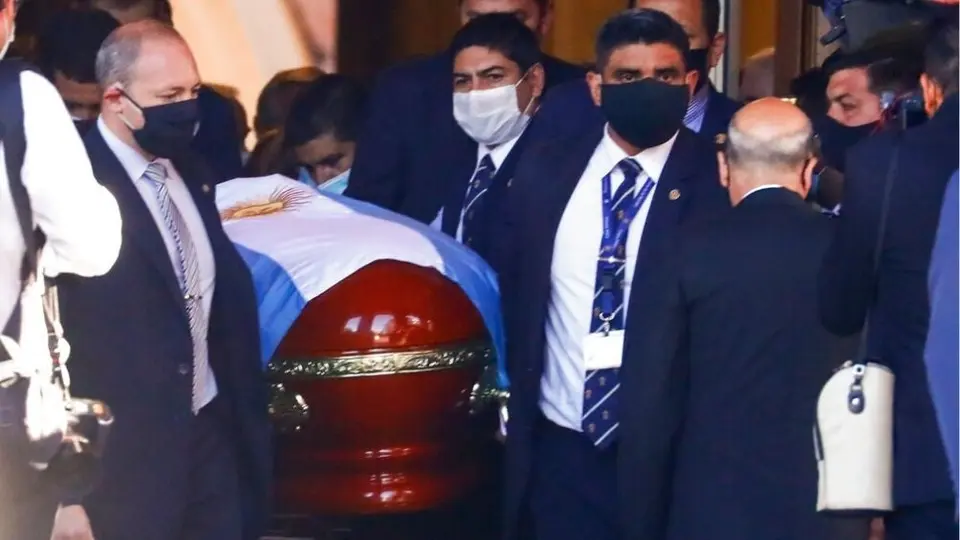 Maradona: No serán detenidas las personas que se fotografiaron con el cuerpo de Diego