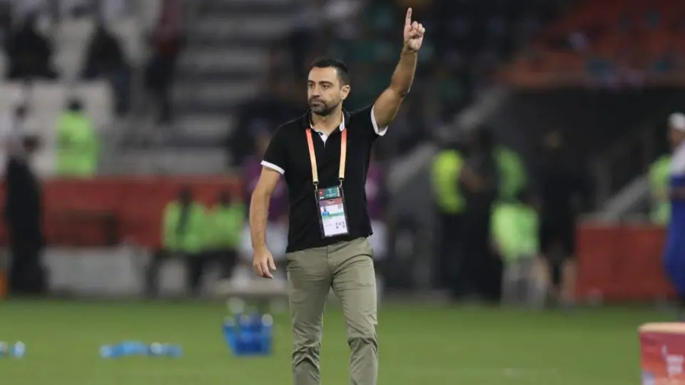 Barcelona: Xavi Hernández alza la mano para dirigir a los culés