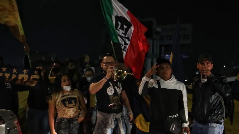Pumas: La Rebel armó fiesta, pero se quedó con las ganas de hacer pasillo al equipo