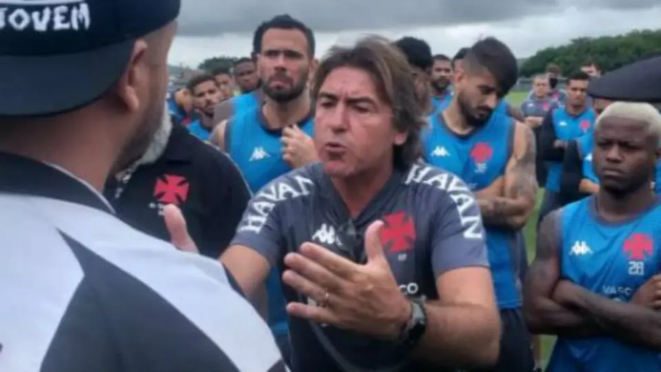 Vasco da Gama: Entrenador encaró a grupo de aficionados que irrumpieron en el entrenamiento