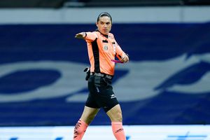 Óscar Macías: Insólito 'oso' del árbitro fue destacado por la prensa internacional