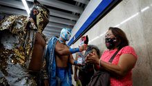 Luchadores promueven el uso de cubrebocas y gel antibacterial en metro de la CDMX
