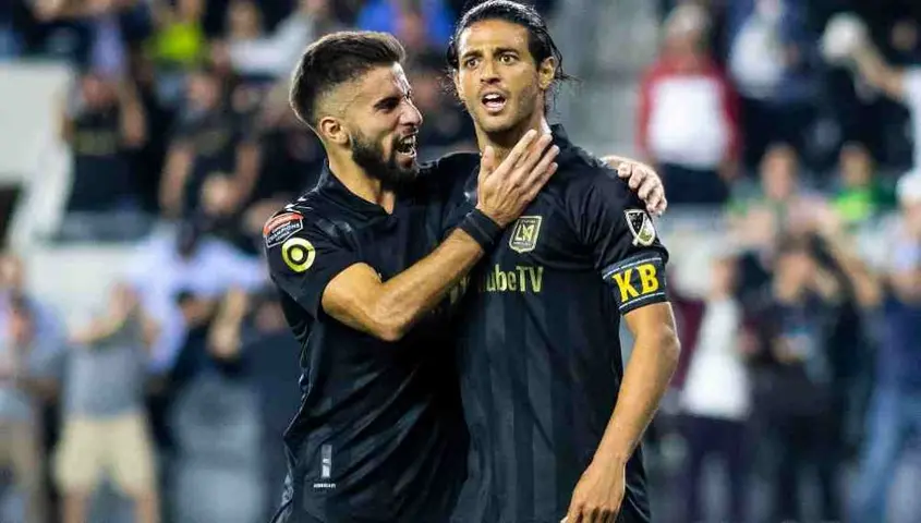 Diego Rossi y Carlos Vela en festejo | IMAGO7