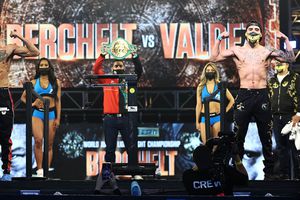 'Alacrán' Berchelt y Óscar Valdez 'noquearon' la báscula en ceremonia de pesaje