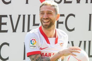 'Papu' Gómez realiza novatada con Sevilla presumiendo su peculiar baile