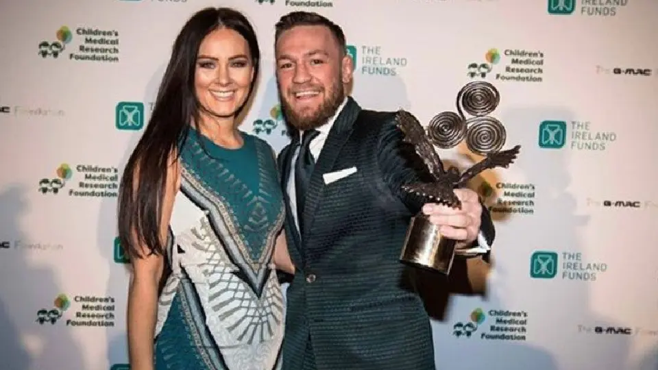 Conor McGregor anunció que contraerá nupcias con su novia Dee Devlin