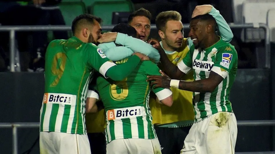 Lainez y Guardado, titulares en la victoria del Betis frente al Levante