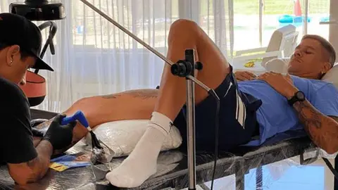 Diego Maradona: Marcos Rojo presumió su nuevo tatuaje en honor a D10S