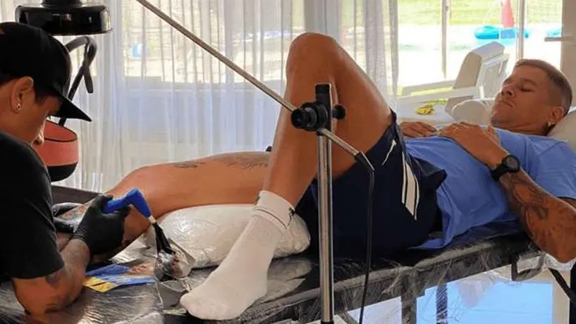 Diego Maradona: Marcos Rojo presumió su nuevo tatuaje en honor a D10S