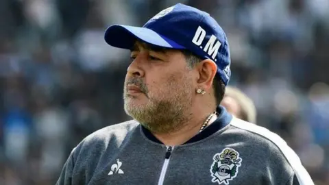 Diego Maradona fue internado en un centro médico de La Plata