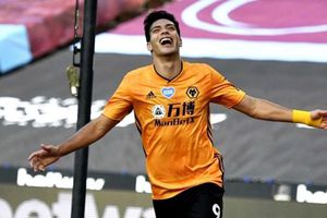 Raúl Jiménez, protagonista en portada del nuevo álbum de la Premier League