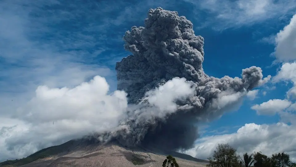Video: Volcán Sinabung en Indonesia hace erupción y transforma el día en noche