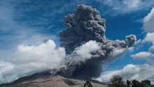 Video: Volcán Sinabung en Indonesia hace erupción y transforma el día en noche