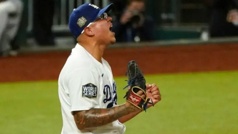 Julio Urías: Posó junto a nuevo mural en su honor en las calles de Los Ángeles