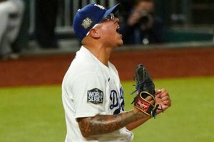 Julio Urías: Posó junto a nuevo mural en su honor en las calles de Los Ángeles