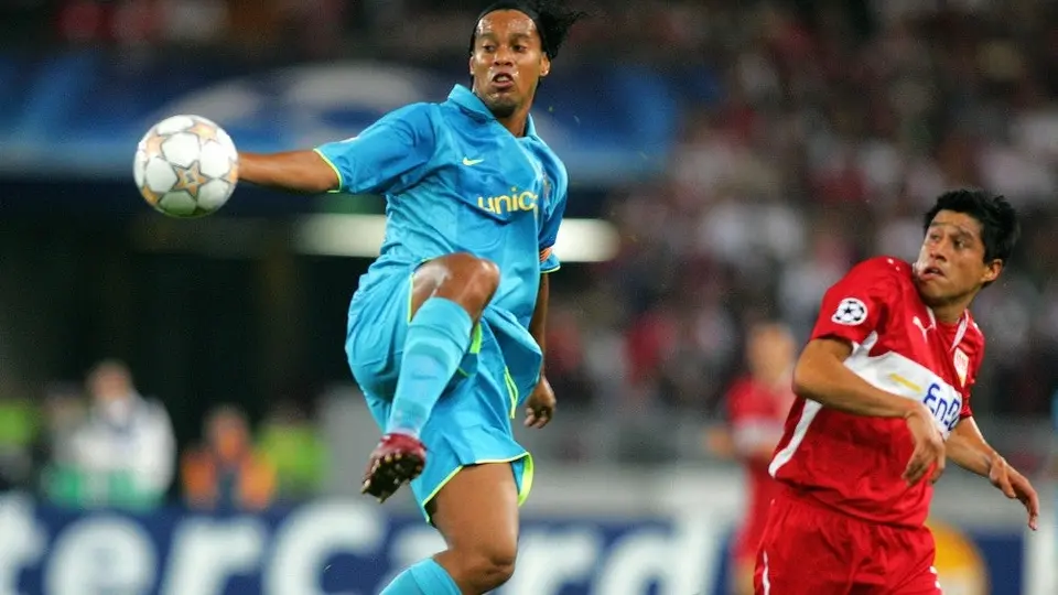 Video: Ronaldinho presumió 'baile' a Ricardo Osorio en un Barcelona vs Stuttgart