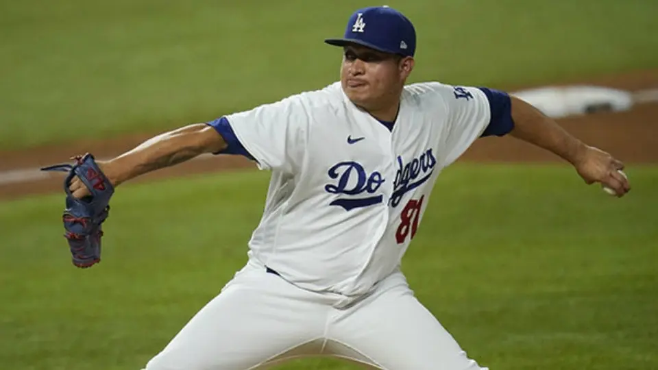 MLB: Víctor González pasó de pensar en el retiro a lanzar en Playoffs en Grandes Ligas