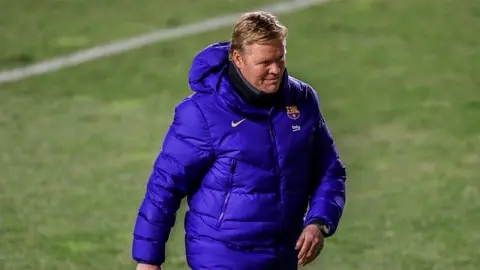 Ronald Koeman: Abandonó conferencia de prensa por sangrado en la nariz