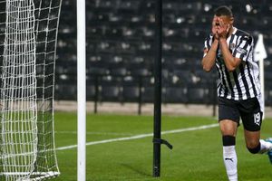 Video: Elisha Sam, jugador del Notts County, anotó increíble gol de escorpión