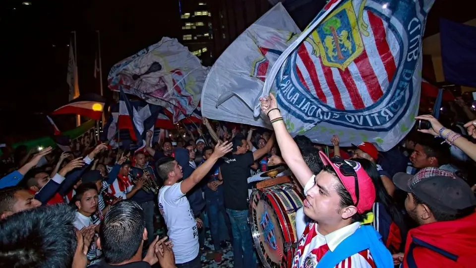 Chivas: Aficionados del Rebaño se enfrentaron a golpes y sillazos en playas de Mazatlán