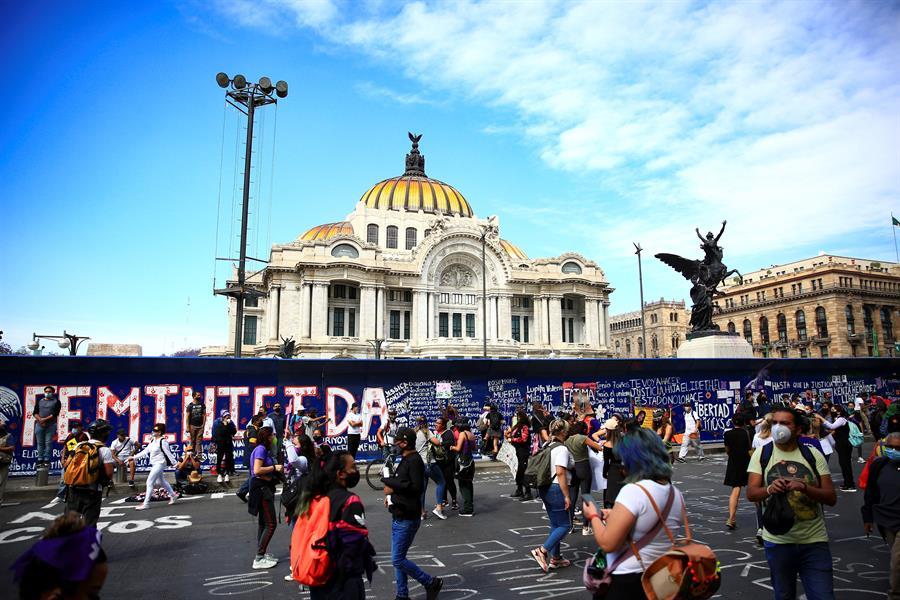 Mujeres caminan frente al Palacio de Bellas Artes