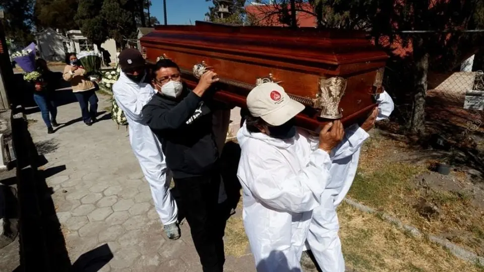 Coronavirus: Cementerios de la Ciudad de México, saturados por un nuevo pico de muertes