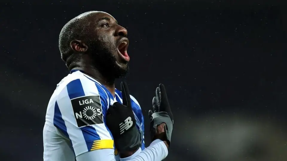 Tecatito Corona: Porto venció al Nacional, pero el mexicano salió lesionado