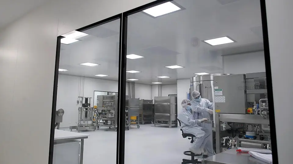 Covid-19: AstraZeneca suspendió pruebas de vacuna por posible efecto secundario