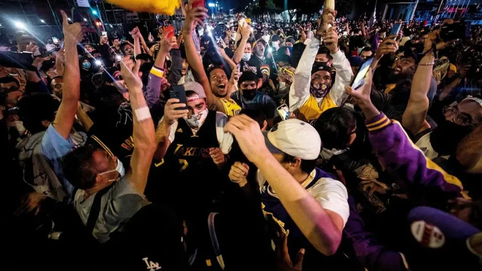 Video: Fans de Lakers salieron a las calles a celebrar pese a pandemia por Covid-19
