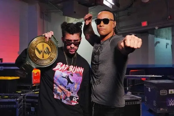 Bad Bunny campeón 24/7 de la WWE en compañía de Damian Priest