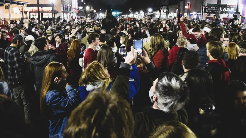 NCAA: Afición de Alabama realizó festejo desbordado tras campeonato a pesar del Covid-19