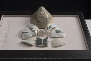 Coronavirus: Crearon cubrebocas de diamantes y oro