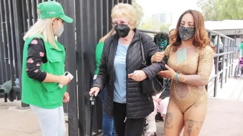 Luchadores asistieron a adultos mayores en campaña de vacunación contra el Covid-19