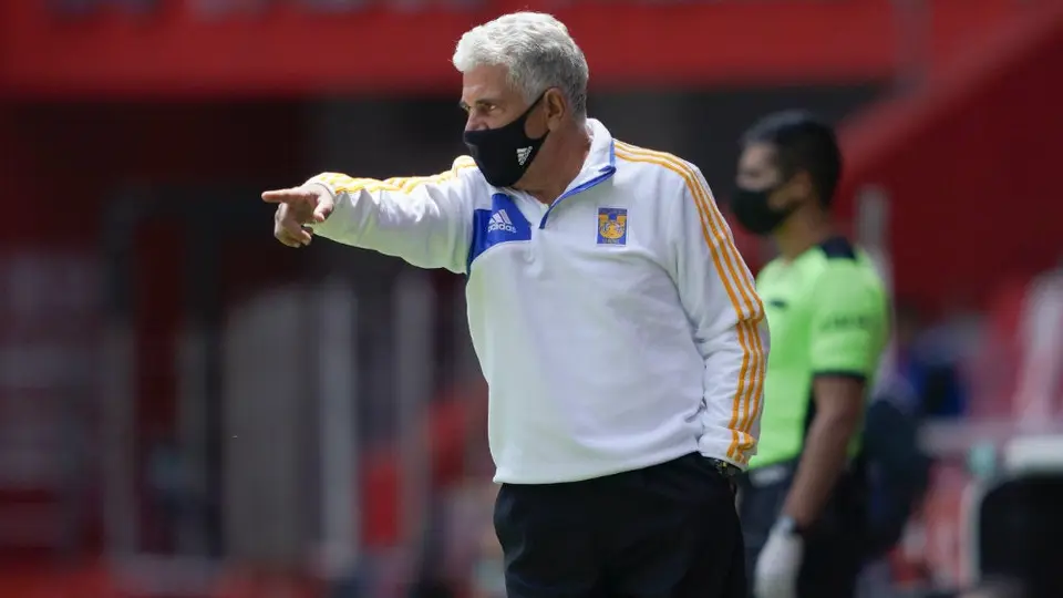Tuca Ferretti: 'El árbitro ya no es autoridad en la cancha, siempre recurren al VAR'
