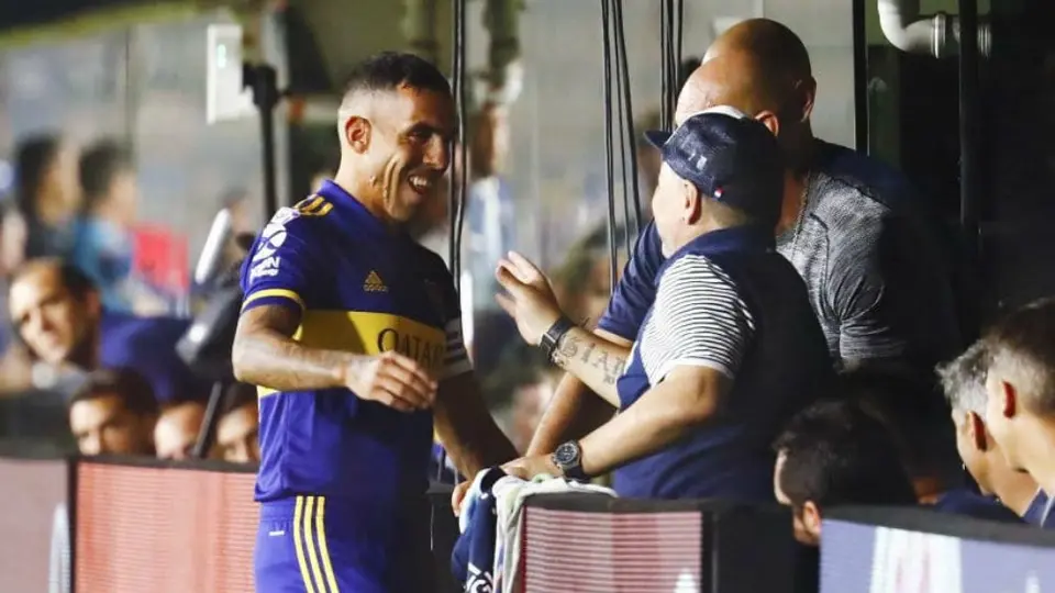 Maradona: Carlos Tévez se encerró horas en habitación de hotel tras muerte del Diez